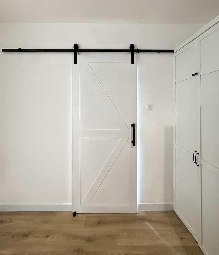 Our Guest Bedroom✨

Kamar Hatta Home yang masih seadanya ini memiliki ukuran 3x2m ini memiliki vibe yang lebih moody dan masculine dengan material dark-brown wood flooring, hardware hitam, dipan kasur hitam, dark curtain dan bedsheet yang senada.

Sliding barn door is one of my dream and i have been wanting to add one somewhere in my house. So we added a barn door to our guest bedroom untuk memaksimalkan luas kamar tamu yang terbatas. And it’s definitely become the highlight of the room! Barn door hardware, such as a soft closer and a floor guide, keep our doors operating quietly and smoothly in the bedroom. Dan kami menambahkan kunci pengait pintu sliding stainless steel berwarna hitam agar tetap menjaga privasi para tamu.

Kamar ini belum sepenuhnya kami remodeling karena suami ingin membuat beberapa DIY project seperti additional pull-out drawer dibawah tempat tidur serta nakas. Kami tidak sabar untuk menyulap kamar ini semakin nyaman untuk para tamu yg menginap.

#MaterialKamarTamu
#KamarTamu
#InspirasiKamarTamu
