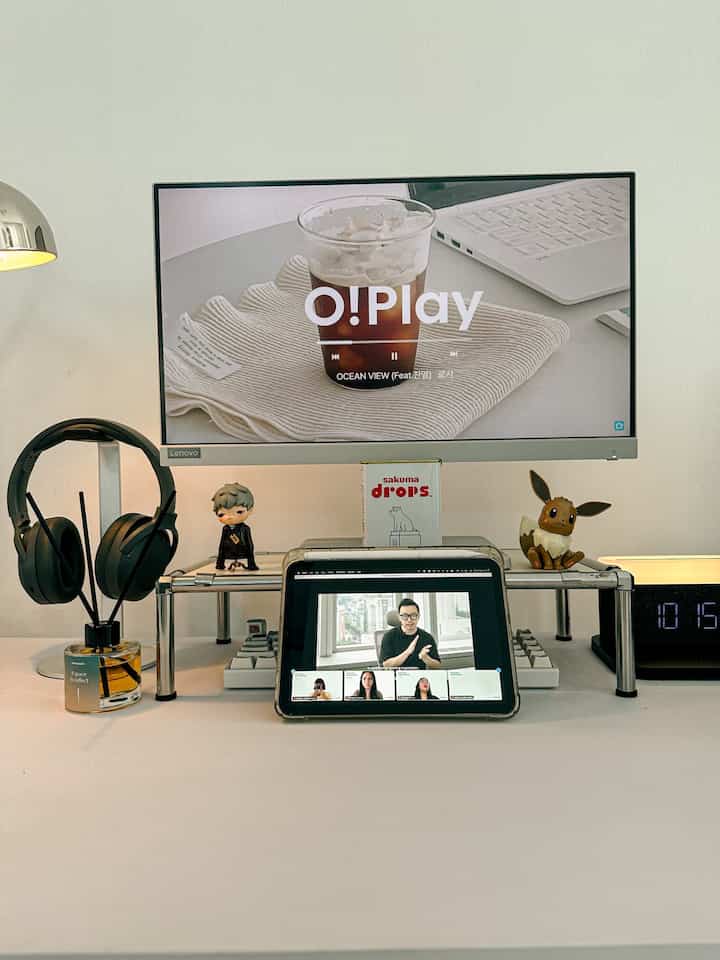 Meja Kerja Minimalis ✨🤍
-
Meja kerja Angka House dominan warna putih mengusung konsep Minimalis, top tablenya dari kayu Jati yang dilapisi stiker warna putih, untuk monitor warna abu abu muda , tatakan komputer stainless steel semuanya serba putih agar senada dengan temanya

#desksetup #setup #homedecor #mejakerja #mejakerjaminimalis #minimalist #angkahouse #mejaputih