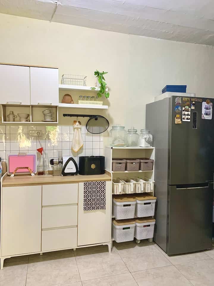 Hai tetangga oHouse! Kenalin ini kabinet dan rak samping dapur yang berfungsi sebagai tempat penyimpanan printilan dapur dan beberapa prabot, aku juga kadang fungsiin sebagai dapur kedua aku hehe 

Disini ada banyak printilan yang aku beri storage biar tampilannya rapi juga tidak berantakan, aku sengaja pakai storage agar jadi lebih tertata dan cepat untuk mencarinya

Untuk penataannya sendiri masih sederhana, kalau yg kabinet aku nyebutnya dapur mini kering, karena ga mau bagian ini kena basah, takut lembab 😅 penambahan ambalan tetap ada agar terlihat cantik dan aku bisa taruh beberapa perintilan diatasnya, kalau yg rak tempat storage itu untuk simpan beberapa kebutuhan dan stok minuman cemilan dll, sengaja berdampingan kulkas biar kalau stok kulkas habis lgsg bisa di refill deh 🤗

#dapur #dapurkecil #dapurminimalia #ruangmakan #rakpenyimpanan #minikitchen #dapursegaris #storage 