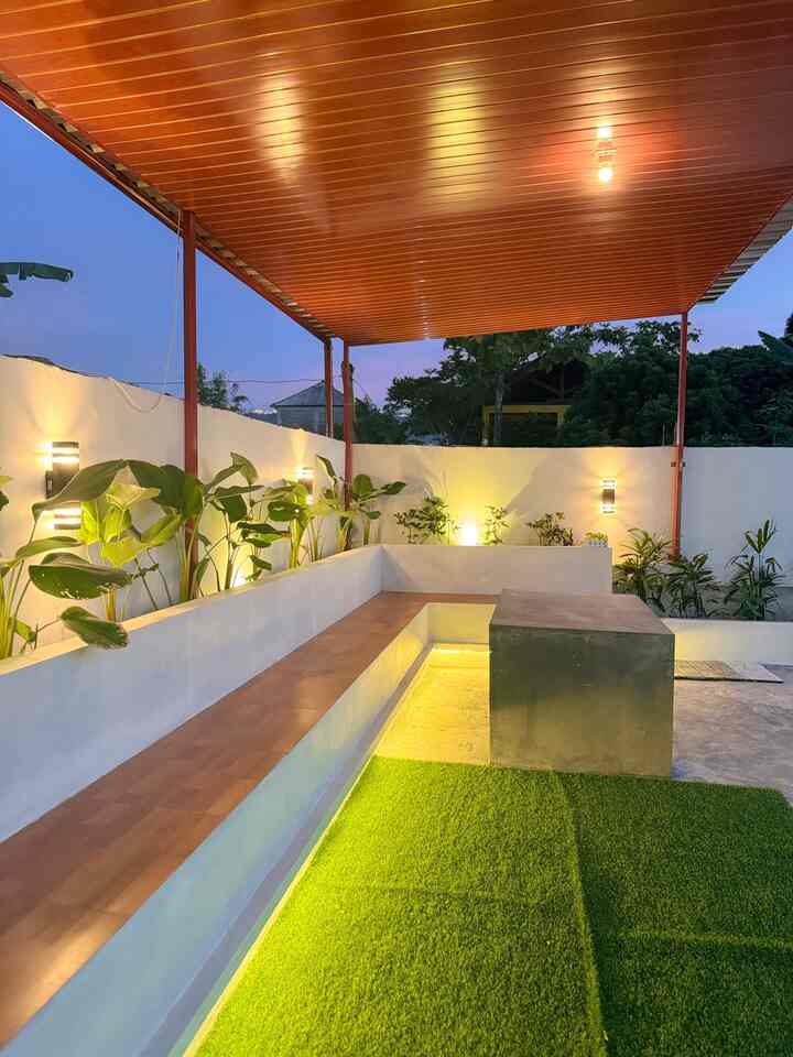 🌿✨Taman Belakang Rumah Sore Menjelang Malam 💡

Backyard yang kami jadikan area taman, simple, hanya main lighting. 
• Terdapat 3 jenis lighting : lampu dinding, lampu tanam di kotakan yang berisi tanaman, lampu led strip.
• Terdapat 3 jenis tanaman : Tanaman Calathea, Walisongo & Palem waregu.

Biasa kami gunakan untuk BBQ an atau kumpul bersama teman maupun keluarga. 

#Taman #InspirasiTaman #BackYard #IdeTaman #TamanRumah #HalamanBelakang #HomeInspo