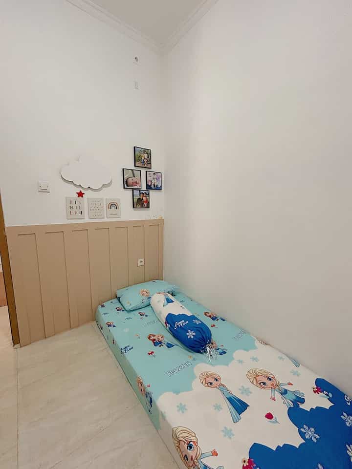 Hi halo tetangga Ohouse! Perkenalkan kamar  tidur ke 2 di rumahmungilkelana yang berukuran 2.8x2.8 yang masih menjadi tempat main si toddler 🤍.





#MaterialKamarTidur
#KamarTidur
#InspirasiKamarTidur
#inspirasikamaranak
#dekorasikamaranak
