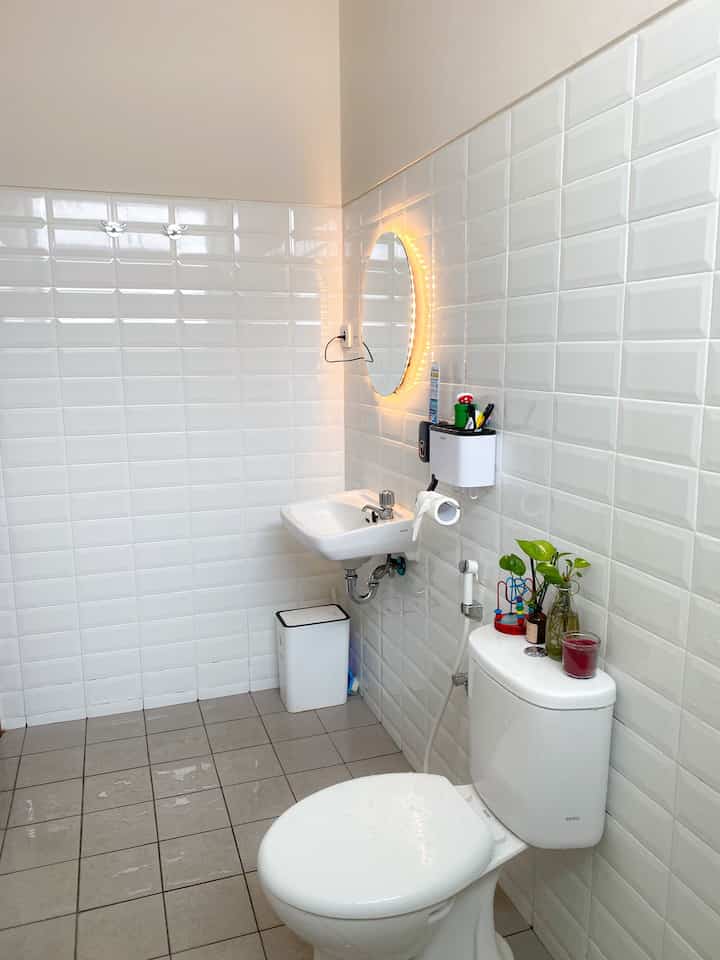 Area kamar mandi dirumah masih sama persih seperti bawaan develover , untuk saat ini belum ada yang kami rubah

Untuk material dan semua perlengkapan kamar mandi yang di berikan dari develover sudah sangat baik (dari merk yang di berikan juga sudah memenuhi standart) meskipun untuk saat ini kamar mandi ini belum di katakan kamar mandi impian kami , tapi untuk saat ini sudah dapat memenuhi kebutuhan kami

Semoga kedepan nya kami dapat mewujudkan kamar mandi impian kami , amin 🩵

#materialkamarmandi
#kamarmandi
#inspirasikamarmandi
#bathroominspo
#segehouse