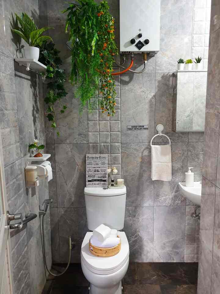 -wash your worries away-

kamar mandi ini dibuat jaman pandemic ketika kita gak bisa nginep kemana2 lagi. Akhirnya ketika paksu nanya mo dibikin kek mana? Ibok asal jawab kek hotel2 😂. Sim salabim paksu nyontek keramik2 hotel deh...walo gak kaya di hotel beneran 🤣

kamar mandi kecil memanjang kurleb 2m x 3m cukuplah untuk bersih2 sekalian sesekali jika butuh merendam badan dan kaki yang pegel. 

karena warna keramik yg digunakan tidak terang, maka bathtub, closet dan wastafelnya kami pilih yang berwarna putih agar kesannya lebih terang. 
keran dan shower pun tidak terlalu macam-macam, kami pakai saja yang berbahan stainless agar mudah perawatannya. 
agar terlihat sedikit cantik dan greeny, kami letakkan tanaman artificial di beberapa spot.

#MaterialKamarMandi
#KamarMandi
#InspirasiKamarMandi
#bathroom
#OHouseS8
#homestagram 