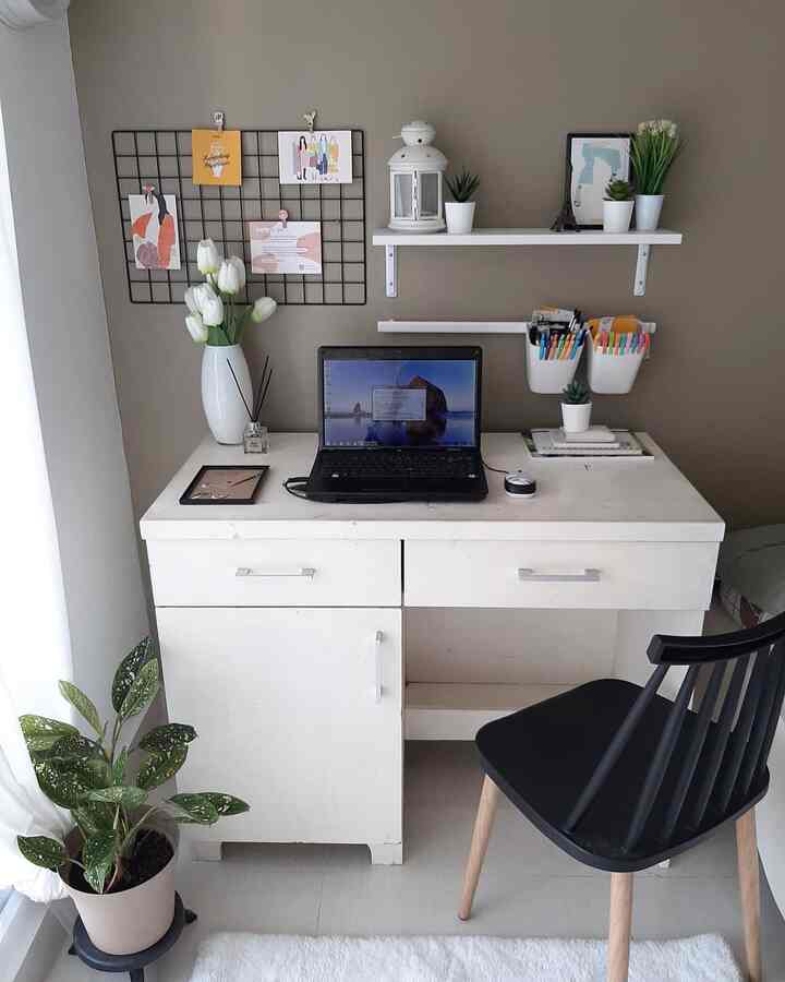 Posisi meja belajar di kamar si kk aku taro di pojokan sebelah jendela lebar maksudnya supaya pas belajar di pagi atau siang hari tetap terang tanpa perlu nyalain lampu selain itu klo jenuh bisa liat ke luar biar ga terlalu lelah matanya 


#kamaranakperempuan #mejabelajar #ruangbelajar #inspirasiruangbelajar #renaiput #interiorrumah #desainfurnitur 