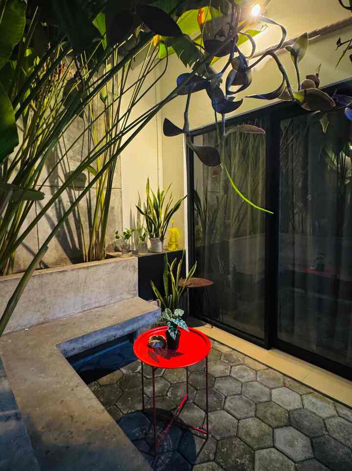 Taman Kecil di malam hari✨🌙

Di lahan terbatas, tidak menghalangi kami untuk tetap memiliki area terbuka walaupun kecil. 

Kami memilih membuat taman di area belakang yang dimana posisinya adalah cross antara kitchen dan kamar tidur. 

Taman kecil yang dibuat menggunakan dak beton dan juga finishing tembok dengan tali air agar tetap terkesan industrial tropis.

#InspirasiTamanKecil #RumahDeveloper #TipsTamanKecil #RumahIndustrial #MiniGarden