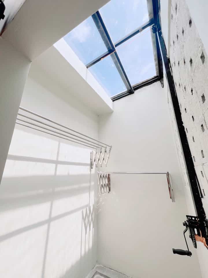 Ruang Jemur

Saat beli rumah ini, aku tau bahwa sisa lahan belakang rumah itu masih cukup luas. Jadi lah aku mendesain satu ruangan khusus untuk tempat menjemur saja dengan ukuran 1.9 x 1.4 m. Sangat kecil memang, tapi cukup untuk menjemur pakaian. Kenapa mesin cuci gak ada disini, karena aku ga mau membuat sekat ruangan yg terlalu besar, kesannya jadi tidak minimalis lagi. Oiya, biar tetap ada udara dan cahaya masuk ke dalam rumah, aku pilih atap solarfuff flat di lengkapi dengan katrol sliding. Tips dari aku, saat membangun atau renovasi rumah, usahakan untuk memiliki ruangan khusus untuk jemur pakaian, terutama yang belum punya mesin dryer seperti aku.
#RuangJemurPakaian
#RuangJemur
#AreaJemur
#LaundryRoom
#Jemuran
#InspirasiRuangJemur