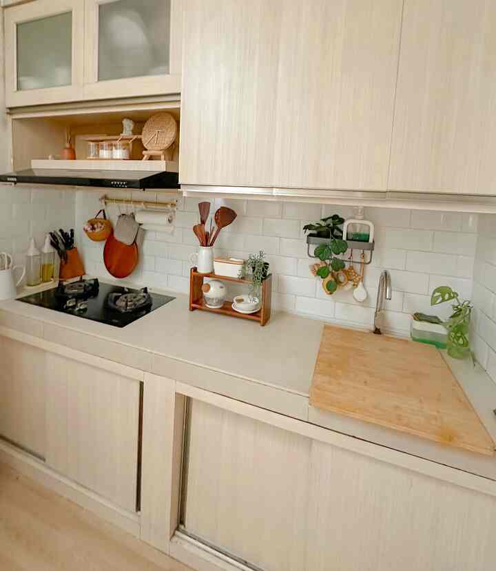 Dapur yang mungil yang ada d rumahku ini adalah tempat dimana aku sering beraktivitas jadi aku usahakan agar menjadi dalur yang nyaman dan compact sesuai kebutuhan🥰 material yang aku gunakan untuk kitchen set mungilku adalah multiplek yang dilapisi oleh hpl,lantai dapur menggunakan vinil berwarna terang agar dapur terlihat lebih luas dan satu tips untuk mensiasati agar dapur terlihat lebih luas yaitu dengan tidak menambahkan barang terlalu banyak🥰semoga membantuuu😘✨

#Materialdapur
#dapur
 #Inspirasidapur