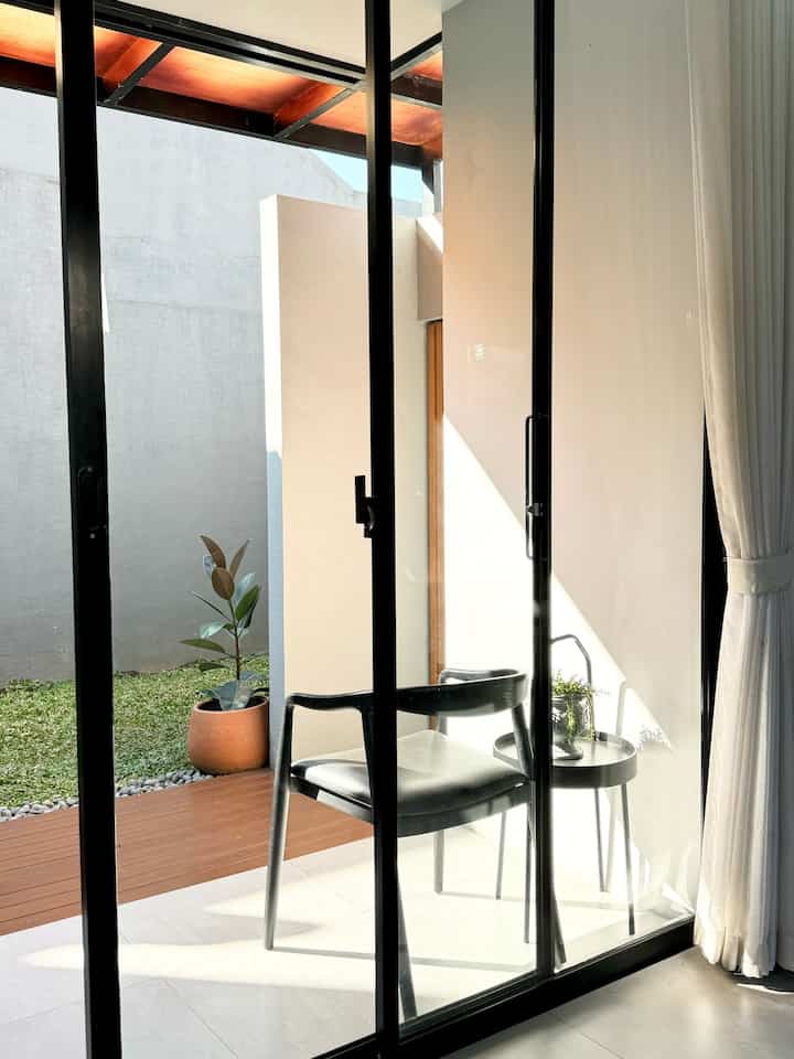 TERAS

Yang di desain simple banget hanya nyimpan 1 kursi dan 1 meja, itupun buat santai sejenak dan buka sepatu 

Tetap dengan nuansa hitam membuat kesan bold dan maskulin

#bumitimi #teras #terasrumah #bandung #ideteras #terassimple #terasestetik #rumahindustrial