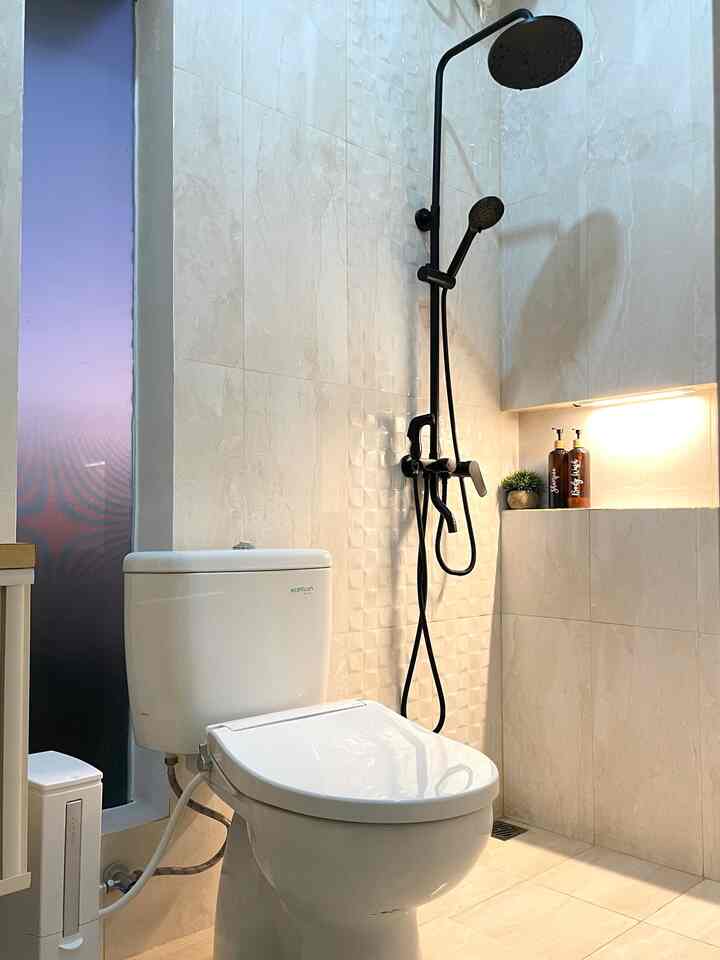 Material bathroom yang digunakan didominasi keramik yang dipasang pada seluruh sisi dinding kamar mandi ini. 
Tujuan kami memasang keramik diseluruh dinding yaitu untuk menghindari kondisi dinding kamar menjadi lembab. 
Tidak lupa kami pun memasang exhaust pada atap plafon untuk  sirkulasi udara kamar mandi. 
Washtafel yang kami pilih terbilang unik karena bentuknya menyerupai donat dan ini bukan ditanam hanya diletakkan diatas meja washtafel yang kami custom sesuai design yg kami mau. 
Meja washtafel sengaja dicustom untuk pemasangan menggantung di dinding agar kamar mandi terkesan lebih luas. 
Agar terlihat estetik kami pun menambahkan lighting pada cermin dan space botol sabun. 


#materialkamarmandi
#kamarmandi
#inspirasikamarmandi
#bathroomidea
#bathroomstyle
#kamarmandiminimalis
#rumahminimalismodern
