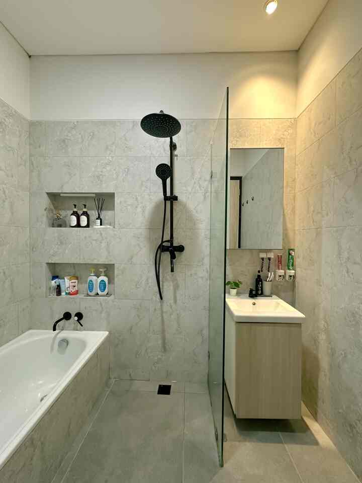 Kamar mandi utama dirumah de Mahendra ✨
Warna yang dipilih lebih natural dinding dan lantai granite warna abu dengan motif bebatuan di dinding dan motif semen di lantai.
Sanitary seperti kran dan shower menggunakan warna hitam untuk mendapat kesan modern dan industrial.
Semua bahan yang kita pakai, sudah disesuaikan dengan budget dan resiko maintenance yang kita bisa lakukan.
#MaterialKamarMandi
#KamarMandi
#InspirasiKamarMandi
#ModernIndustrial
#Homedecor
#KamarMandiUtama
#Bathup
#HomeStyling
