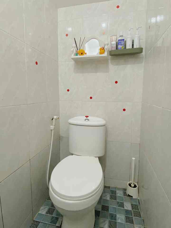 Hola mari kita lihat kamar mandi kecil kami!!👀

kamar mandi ini bukan yang utama,ini kamar mandi ruang tamu dilantai 1, material dinding serta floor menggunikan ubin keramik biasa bawaan dari developer,namun saya memberikan aksen merah polkadot agar kamar mandi ini punya aksen warna serta 2 karakter kuning yang mencolok, disini hanya ada keran serta ember,ruangan kecil ini tidak dilengkapi shower,tapi bagi kami ini cukup untuk hanya sekedar mandi 🧼🔴🍏

#MaterialKamarmandi
#Kamarmandi
#InspirasiKamarMandi
#narahous 