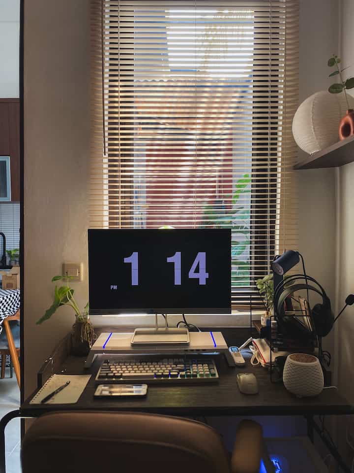 Ruangan ke-2 setelah kamar tidur yang lumayan sering aku tongkrongin nih. Tiny work space dasa cavana. Meskipun lahan dan rumah terbatas, masih bisa loh diselipkan area kerja. 

#tinyworkspace
#homeoffice
#ruangkerja
#36m2 #tinyhome #lowbudgetdecor #rumahjogja #tipe36