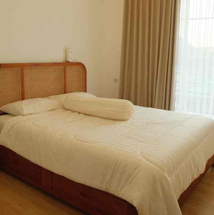Material Furniture di master bedroom ini bernuansa kayu ala japandi. Untuk dipan menggunakan material kayu jati jepara dilengkapi dengan pemasangan SPC bermotif kayu untuk menambah kesan hangat dan nyaman di dalam kamar

#MaterialKamarTidur #JapandiKamarTidur #BedroomIdeas #InspirasiKamarTidur