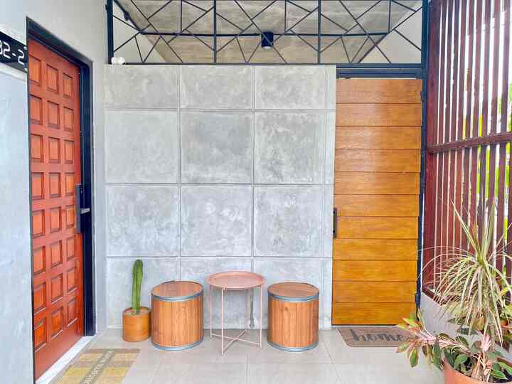 Halo, kenalan sama mini teras aku yuk 🥰 

Di teras ini kami buat industrial look, perpaduan abu semen, list hollow hitam dan ornamen warna kayu.

Di area ini kenapa ada 2 pintu ? Pintu sebelah kiri adalah pintu utama, sedangkan sisi kanan adalah pintu samping. Tujuan kami membuat 2 akses pintu adalah, jika sedang ada tamu dan ada yg ingin   masuk ke dalam melalui pintu samping , tanpa leeat area ruang tamu 🥰.

Sekian dulu cerita teras kali ini ♥️

#tembokacian #industrialook #teras #rumahminimalis #grc #terasrumah #teras #lowbudgetdecor #besihollow #granite #abusemen