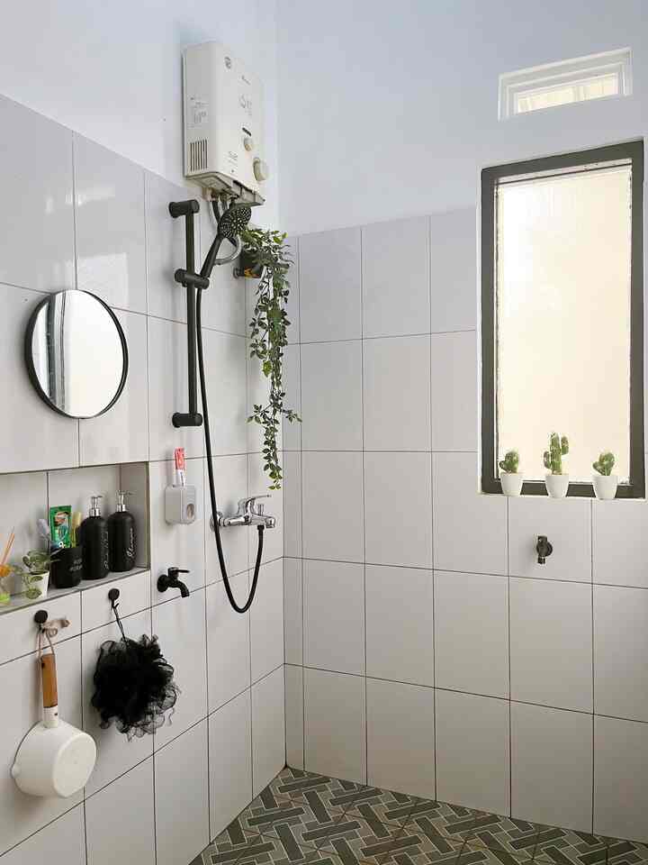 Kamar Mandi Bumi Gerrd

Kamar mandi berukuran 2x1,5 m yang sederhana dan minimalist ini berada di ruang ganti yang sebelahan dengan kamar utama. Dinding menggunakan keramik putih agar terkesan lebih luas dan lantai menggunakan keramik motif warna abu. 

Tidak ada wastafel dan closet  pun kami memilih closet jongkok agar hemat budget hehe. Tidak ada yang spesial disini tapi menurut kami ini sudah cukup nyaman untuk melakukan aktivitas di kamar mandi pada umumnya. 

Kami menambahkan jendela mati dengan kaca es yang menghadap ke laundry room, tenang ya kaca ini tidak tembus pandang. Fungsinya untuk agar di siang hari kamar mandi ini tidak perlu menggunakan lampu dan tetap terang. 

#BumiGerrd #MaterialKamarMandi #KamarMandi #InspirasiKamarMandi #KamarmandiMinimalist