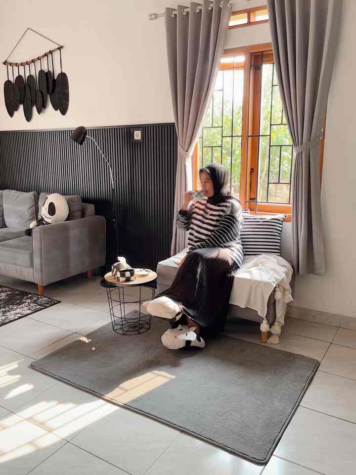 Jam 15.00 cahaya matahari akan mulai masuk ke rumah lewat jendela ini. Bench dan karpet abu menjadi salah satu tempat fav aku untuk ngopi. Simple saja aku tambahkan meja kecil untuk menyimpan kopi atau sedikit cemilan. Ketika cahaya matahari masuk membuat ruangan ini menjadi lebih estetik ya 🤩

#BumiGerrd #DekorasiRumah #RumahMinimalist #DekorasiLowBudget #SudutCantik #RumahMonochrome #rumahpedesaan #RumahBandung