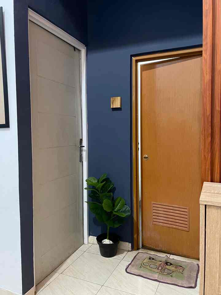 Kamar mandi minimalis ini berukuran 120 cm x 180 cm, didesain dengan prinsip kesederhanaan dan efisiensi. Dindingnya berwarna putih polos, memberikan kesan bersih dan luas. Di satu sudut, terdapat shower tanpa sekat yang langsung mengalir ke lantai berlapis keramik abu-abu. Toilet ditempatkan sejajar, dengan model ramping dan hemat ruang. Tidak ada dekorasi berlebihan—hanya beberapa rak penyimpanan kecil dan gantungan handuk yang terpasang di dinding. Kamar mandi ini menghadirkan ketenangan dan fungsi, dengan segala sesuatu yang dibutuhkan tanpa satu pun elemen yang berlebihan.

Ada beberapa tips untuk menciptakan kamar mandi minimalis:

1. Pilih Warna Netral
Gunakan palet warna netral seperti putih, abu-abu, atau krem untuk dinding dan lantai. Warna-warna ini membantu menciptakan kesan ruang yang lebih luas dan bersih.

2. Furnitur Sederhana
Gunakan perabotan yang sederhana dan fungsional. Pilih toilet dan shower dengan desain ramping tanpa banyak detail.

3. Penyimpanan yang mencukupi
Gunakan rak penyimpanan yg cukup fungsional.

4. Hindari Dekorasi Berlebihan
Jangan terlalu banyak menambahkan dekorasi agar tetap terasa lega.

5. Pencahayaan yang Baik 
Gunakan pencahayaan alami sebanyak mungkin. Jika tidak memungkinkan, tambahkan lampu dengan cahaya hangat dan desain minimalis.

6. Keramik dan Lantai
Pilih keramik berukuran besar dengan pola sederhana untuk lantai dan dinding. Ini membantu menciptakan ilusi ruang yang lebih luas.

7. Shower Tanpa Sekat 
Pertimbangkan untuk menggunakan shower tanpa sekat atau pintu kaca transparan agar ruangan tetap terlihat terbuka.

8. Aksesori Fungsional
Pilih aksesori yang juga memiliki fungsi, seperti gantungan handuk yang bisa digunakan untuk lebih dari satu handuk.

Kamar mandi minimalis sebaiknya mengutamakan fungsi tanpa mengorbankan estetika, dengan fokus pada kesederhanaan dan kerapihan.

#MaterialKamarMandi
#KamarMandi
#InspirasiKamarMandi
#KamarMandiMinimalist