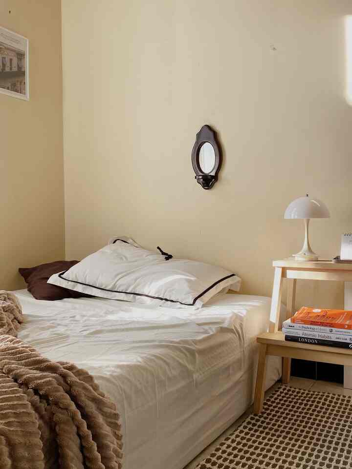 Percaya atau ngga, kalau kita bangun tidur dalam kondisi happy bakal mempengaruhi mood kita seharian loo! Menurutku bener banget. Maka dari itu aku selalu berusaha menciptakan suasana yang hangat dan menyenangkan di kamarku sehingga aku bisa bangun dengan perasaan yang senang. Ketika membuka mata yang kulihat adalah sinar matahari pagi dan barang2 kesukaanku yang menghiasi setiap sudut kamar, percaya deh kalo hal se simple itu bisa naikin mood!
Karna ukuran kamarku relatif kecil, otomatis ngga banyak dekorasi yang bisa kumasukkan, aku memilih berbagai dekorasi "mungil" untuk menghiasi setiap sudut kamar tanpa harus membuat kamarku yg kecil terasa sesak

#bedroomidea
#vintagebedroom
#aestheicbedroom
#kamarestetik
#dekorasilowbudget