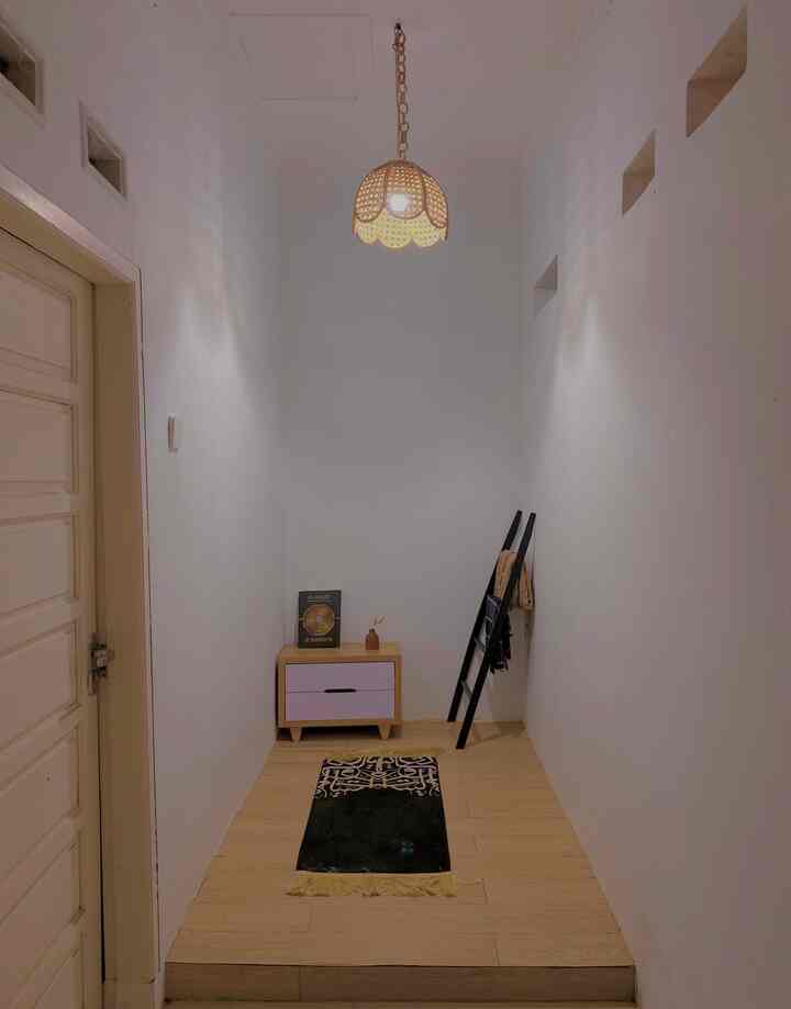 Mihrab/ Mushala
Whislist kita berdua kesampaian setelah punya rumah ingin ada mini mushala/mihrab untuk beribadah atau sekedar tempat bermanja sama Allah.
Mihrab ini uk nya 2.5 x 1 terletak diantara kamar tamu dan laundry room.

#mihrab
#mushala
#inspirasimushala
#rumahdeveloper
#rumahtanpaarsitek