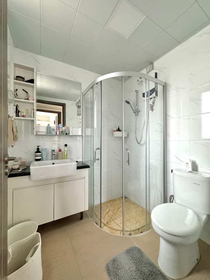 Izinkan saya berbagi kamar mandi mungil saya di apartemen 👋🏻

Saat saya membeli tempat ini, kamar mandinya sudah dilengkapi perabotan lengkap, lengkap dengan kotak pancuran, toilet, wastafel, cermin, dan rak penyimpanan di atas dan di bawah wastafel—sangat praktis!

Meja dapurnya terbuat dari granit, lantainya dari ubin keramik, dan dindingnya dilapisi ubin bermotif marmer.

Karena semuanya sudah ada di tempatnya, saya tidak berencana untuk mengganti apa pun dalam waktu dekat karena sudah terlihat bagus dan, yang terpenting, fungsional.

#MaterialKamarMandi #KamarMandi #InspirasiKamarMandi