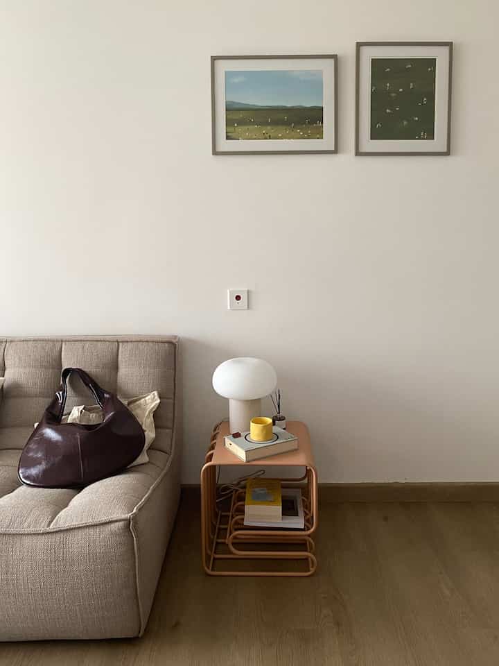 Bingkai foto adalah cara favorit saya untuk menambahkan sentuhan pribadi ke apartemen saya.

Saya suka membeli cetakan dari setiap tempat yang saya kunjungi saat bepergian dan membawanya pulang untuk dibingkai atau sekadar menempelkannya di dinding dengan selotip washi.

Masing-masing bingkai memiliki kenangan khusus, membuat ruangan saya terasa nyaman dan unik. Detail-detail kecillah yang membuat rumah terasa seperti rumah 🥺🫰🏻

#dekorasidinding #wallart #dekorasitembok #dekorasiapartemen #apartemenkecil