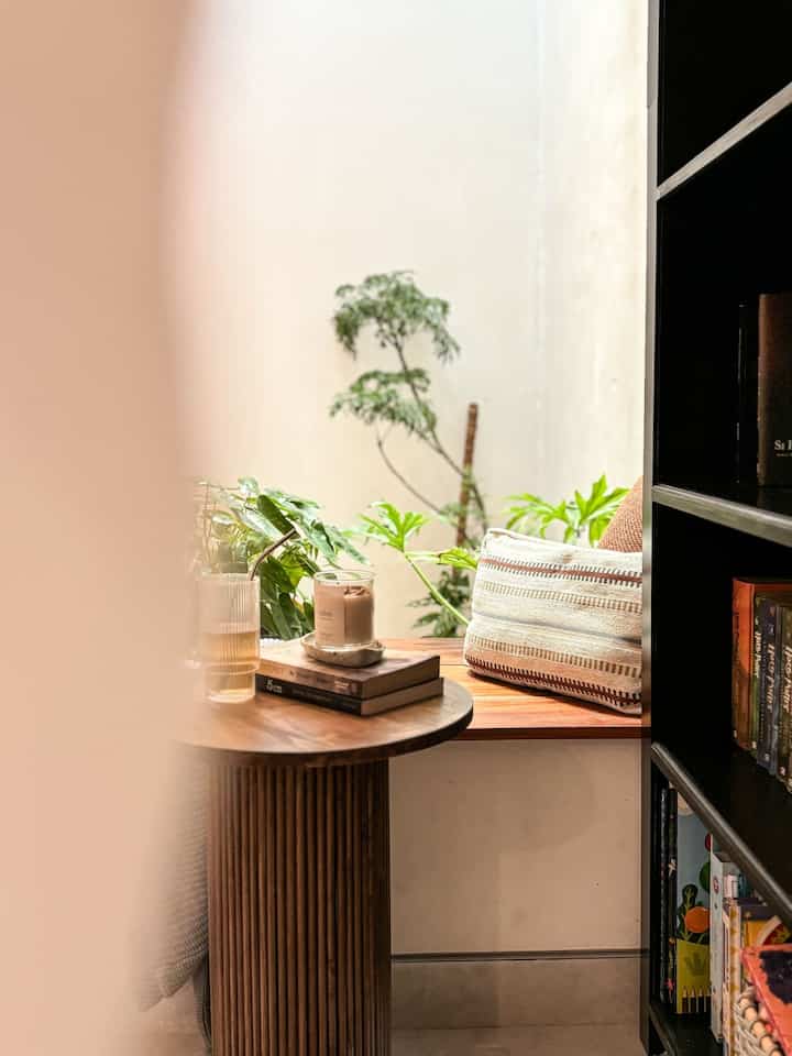 Tempat sudut kecil ini selalu menjadi favorit saya untuk penyembuhan tipis. Membaca buku sambil meminum minuman favorit, dikelilingi kehijauan taman kecil di sebelahnya.
#inspirasirumah #readingcorner #rumahidaman #homedecor #metime