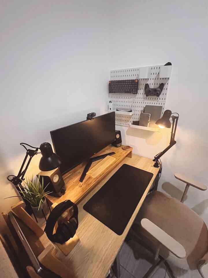 ✨ Home Office Reset 
This weekend we used to declutter and organize our work equipment. In order to be more organized & maximize storage area, we used pegboard to add storage area on the wall. 

#homeoffice #workingspace #workingarea #industrial #monochrome #minimalis #declutter #minimalism #office