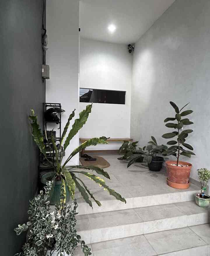 The terrace of the house also serves as a small living room before entering the foyer area. We deliberately made the main door from the side for more privacy.

We often change the plants on this terrace to adjust the lighting needs and to get a different atmosphere.

A long wooden bench is our choice so that it still fits the Japandi style, equipped with a carpet made of woven water hyacinth.

#terrace #terasrumah #ideteras #japandi #desainteras #tropicalhouse #greenery