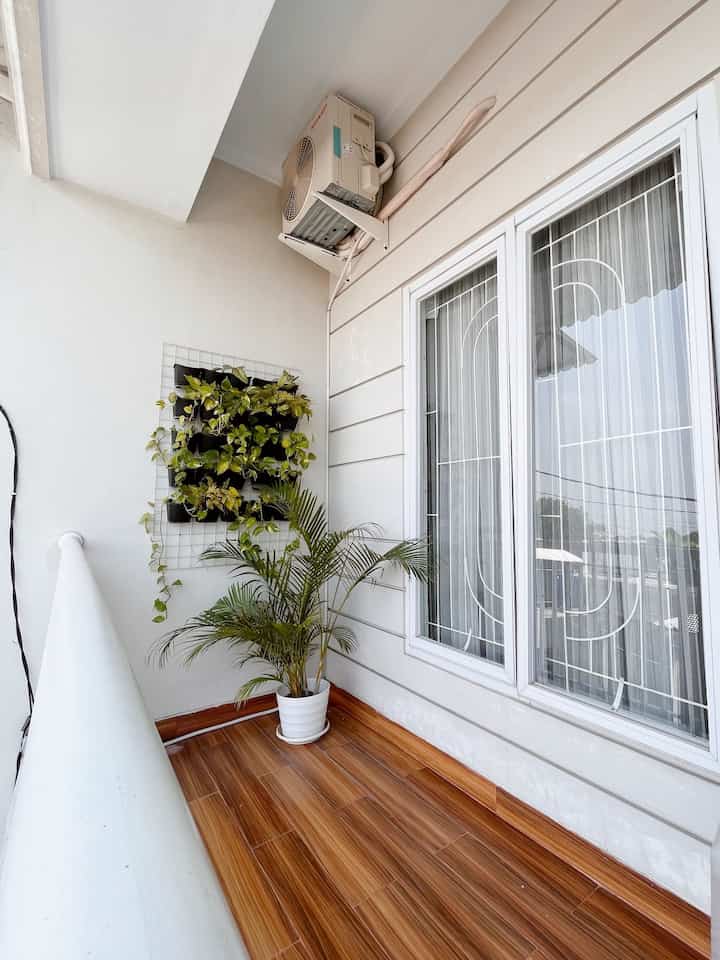 Salah satu sudut hijau favorit di rumah @meehomey adalah area balkon. Area balkon @meehomey berukuran sekitar 1 x 2,5 meter. Bagian dindingnya dibuat berbeda karena diberikan hint tali air. Area balkon ini menghadap ke atah barat sehingga saat sore hari, bisa menyaksikan pemandangan matahari terbenam.
Lantai granit yang dipilih adalah granit motif kayu agar terkesan lebih hangat dan kontras dengan konsep area hijau di rumah @meehomey.
Area balkon cukup terpapar sinar matahari dan juga hujan, sehingga tanaman yang dipilih untuk berada di area tersebut harus tanaman yang cenderung tahan terhadap panas dan juga dingin.

#inspirasibalkon #idebalkon #tanamanoutdor #idevertikalgarden #minivertikalgarden #minibalkon