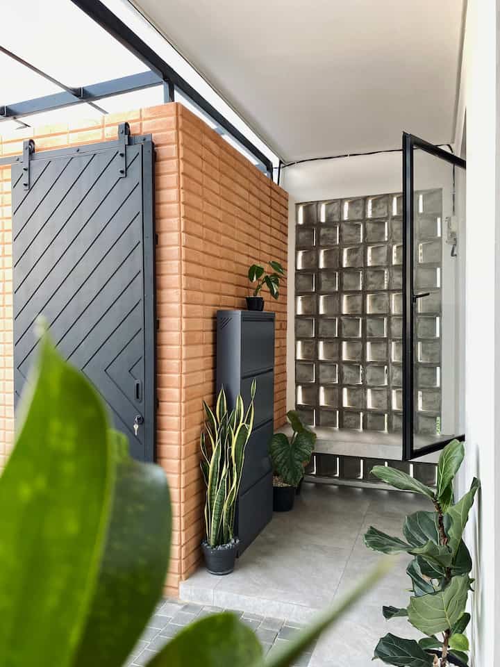 Hi Tetangga ✨

Mini Entrance atau Teras mini ini ukurannya tidak begitu luas, hanya berukuran 1,5 x 2 meter saja.
Namun cukup bagi kami untuk area lepas pasang sepatu atau sekadar duduk santai saat sore hari.
Konsepnya tetap mengikuti konsep fasad, yaitu industrial. Terlihat jelas pada material unfinished yang digunakan.

#InspirasiTeras #MaterialTeras #DekorasiTeras #RumahMinimalis #JapandiIndustrial #InspirasiRumah 