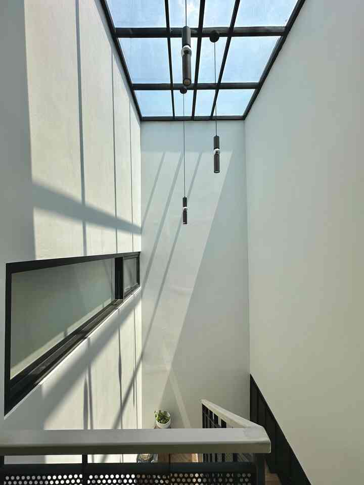 Natural Light at home ✨
Beberapa spot dirumah dengan cahaya natural  alami dari sinar matahari. 🤎
Salah satu keuntungan punya skylight dirumah, kalau siang ga perlu nyalain lampu.
Seluruh sudut rumah di lantai 1 dan 2 sudah sangat terang mulai pagi sampai matahari terbenam. Ditambah jadi hemat listrik 😁🫰🏻
#HomeInspo
#HomeInspiration
#ModernIndustrial
#72m2
#Skylight
#AtapTransparant
#NaturalLight
#HouseInspiration