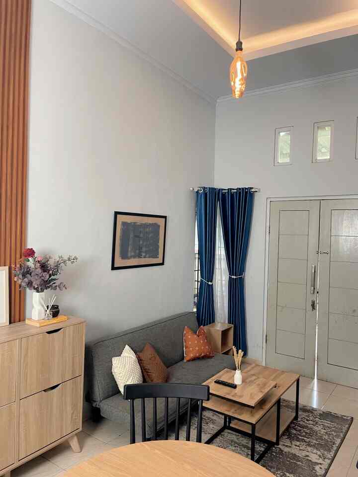 Ruang keluarga ini mengusung konsep industrial minimalis modern dengan palet warna netral yang lembut, suasananya jadi terasa hangat dan nyaman. Sentuhan motif kayu pada kabinet dan meja memberikan tampilan alami yang seimbang dengan sofa abu-abu. Tirai biru yang tebal menambah kesan elegan sekaligus menjadi aksen warna yang menyegarkan di living room kami. Penggunaan lampu gantung vintage menciptakan atmosfer cozy yang cocok untuk bersantai. Tata letak yang efisien menjadikan ruang ini multifungsi, cocok untuk berkumpul bersama keluarga atau menerima tamu dengan suasana yang tetap intim dan nyaman.

#livingrooinspo
#industrialstyle
#livingroomstyling 
#inspirasilivingroom
#industrialminimalist
#industrialmodern