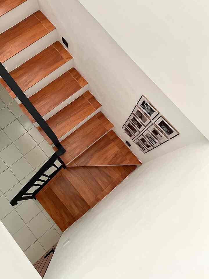 Area tangga ini sebetulnya sangat simple dan minim dekorasi, namun selalu menjadi pusat perhatian setiap orang yang berkunjung kerumah. 
Dengan penggunaan material granit motif wood pada anak tangga yang dikombinasi railing tangga hitam membuat space ini menjadi kontras dan serasi ditambah dengan sentuhan walldecor frame black & white.
Untuk lighting tidak lupa kami pun perhatikan makanya dipasang pada beberapa area anak tangga. 


#stairsidea
#dekorasitanggarumah
#inspirasitanggarumah
#inspirasirailingtangga
#iderailingtangga
#walldecorframe
#hiasandinding
#tanggaminimalis
#rumahminimalis
