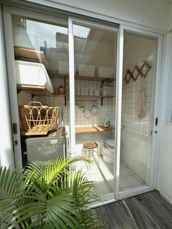 Laundry dan Storage Room
Ukuran 1,2x2mtr
Ditata sedemikian mungkin, pasang beberapa ambalan untuk box penyimpanan juga botol botol sabun cuci
Pemilihan warna dan asesorisnya menyesuaikan konsep rumah bernuansa natural putih kekayuan

Tips estetik : sering lakukan decluttering agak barang tidak menumpuk dan sumpek

#Laundryroom
#InspirasiLaundryroom
#DekorasiRuangCuci
#Inspirasigudang
#IdeDekorasiRuangLaundry