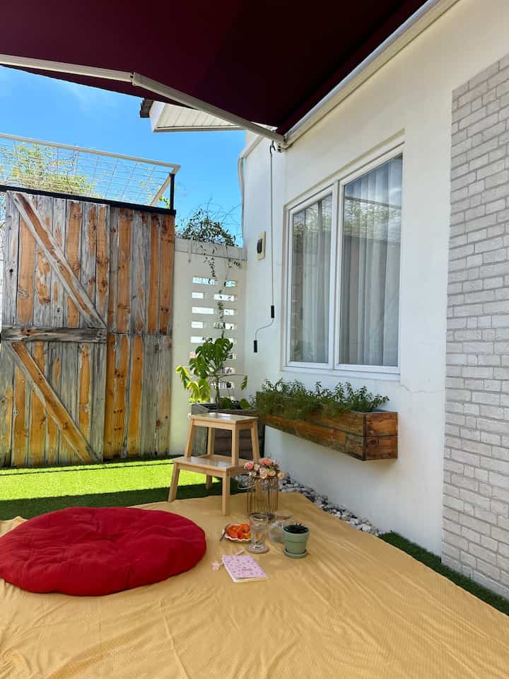 Di sini kadang jadi tempat bermain anak anak dan juga kadang tempat kumpul keluarga sambil santai sore. Lantai yang sebelumnya menggunakan keramik diganti dengan rumput sintetis agar terlihat lebih hijau

#materialrooftop #inspirasirooftop #rooftop #balkon #bandaaceh #livewithkids #rooftopinspiration