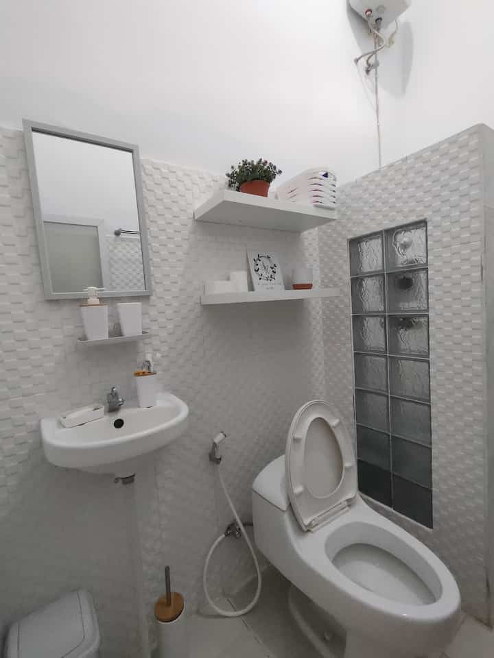Lantai: Menggunakan ubin keramik, bertekstur jadi tidak licin walau sering kena air
Hardware: Gagang, knop, atau rak handuk dari bahan stainless steel

#MaterialKamarMandi #KamarMandi #InspirasiKamarMandi #WhiteBathroom #KamarMandiMungil