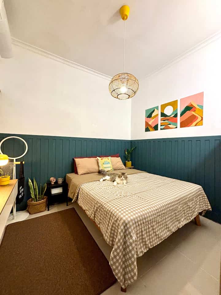 Kamar tidur ini berukuran 300x310cm dan di ruangan ini lah aku berani bermain dengan warna-warna yang lebih bold dan kontras. Untuk wall panelnya aku memakai mdf berukuran 10x120 yang dipasang berseling. Finishingnya memakai cat Jotun Majestic kode Dark Teal 5454.
Lantai kamar masih granit bawaan developer, untuk sedikit mempercantik bagian bawah, aku tambahin karpet polos agar tidak terlalu ramai.

#MaterialKamarTidur
#KamarTidur
#InspirasiKamarTidur
#idekamartidur
#dekorasikamartidur
