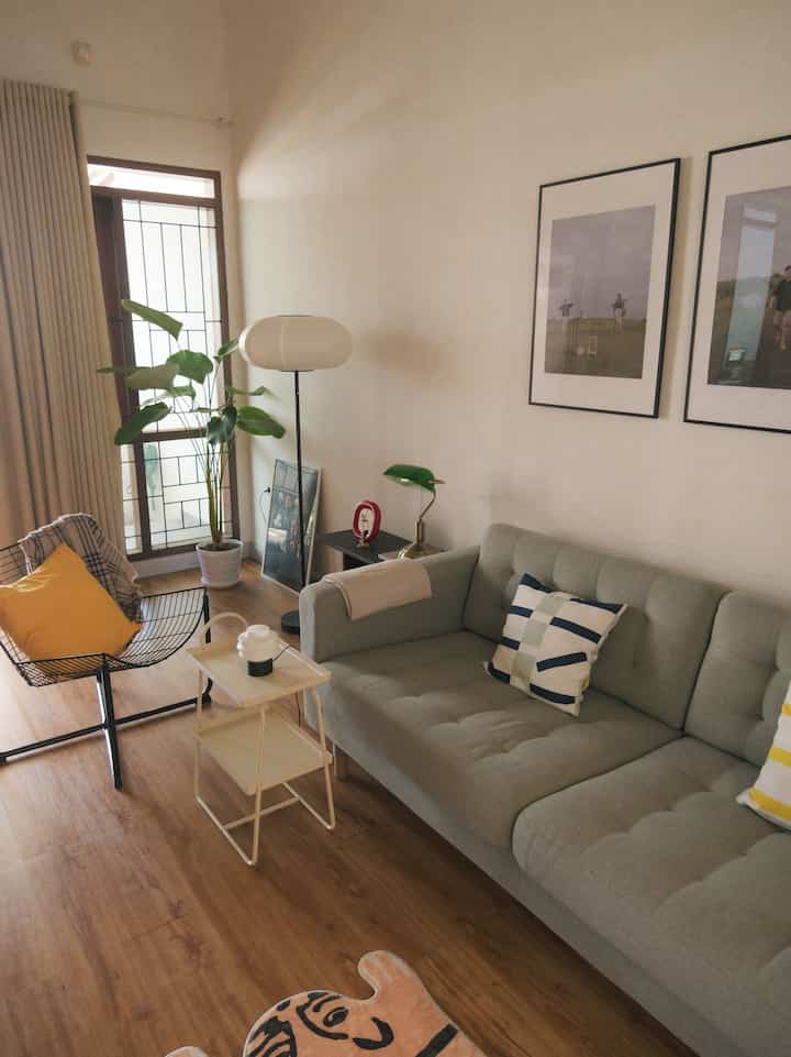 Belum ke Casatela kalau belum kenal living room ini. Hehehe..😁

#livingroom #livingroomdecor #midcentury #homedecor #livingarea #midcenturylivingroom #mcm