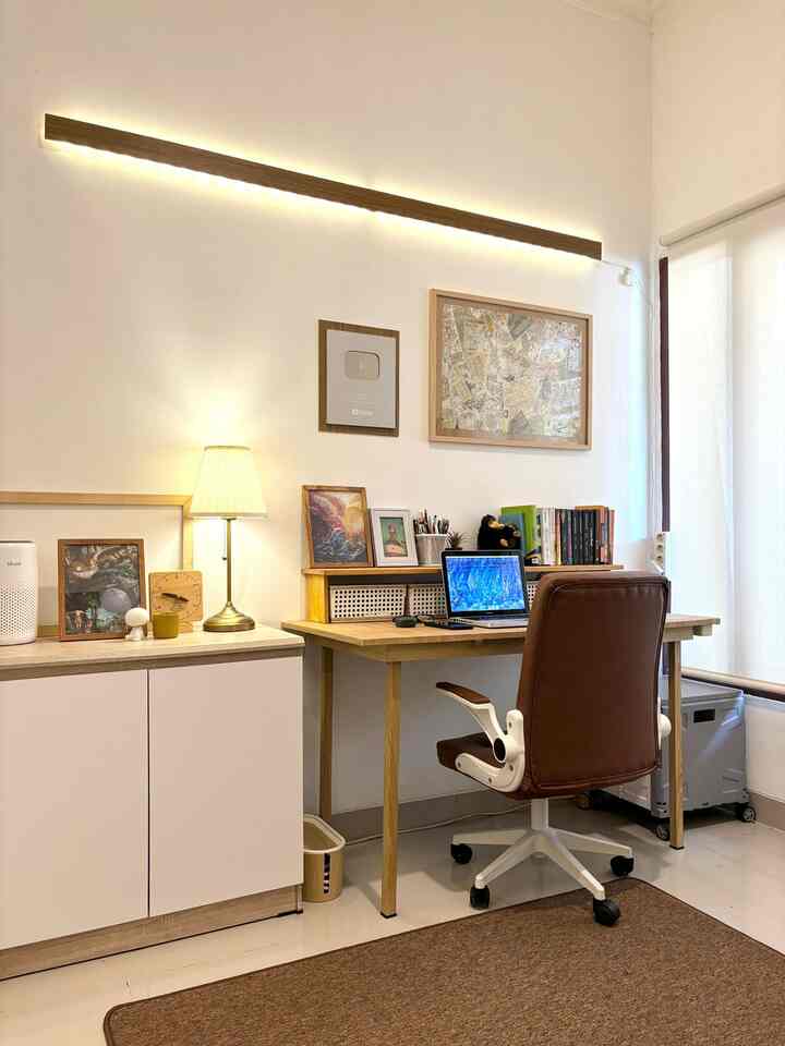 Setelah berulang kali mencoba berbagai macam peruntukan di kamar ini, pada akhirnya kembali lagi ke fungsi awal yakni menjadi home office sekaligus craft room.

#homeofficeideas
#iderumahkantor
#craftroomideas
#ruangbelajar 
#ideruangkerja
#ruangkerjaminimalis