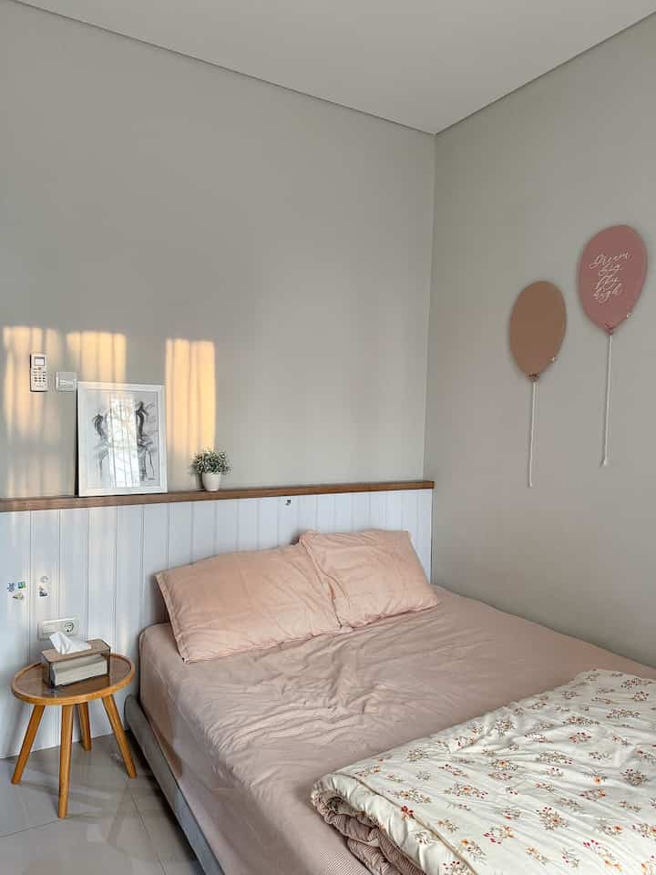 Saatnya spill kamar anak🩷

Berhubung anakku perempuan jadi pgn ada serba pink gitu tp gak mau too much hihi agar ttp satu tone dgn ruangan lainnya, jd utk furnitur aku samain warna nya. Tapiii aku mainkan dgn perintilan wrn pink biar dapet kesan kamar anak ceweknya. 

#kamaranak
#desainkamaranak
#bedroom
#rumahcluster 
#rumahdeveloper
#bandung 
#cimahi
