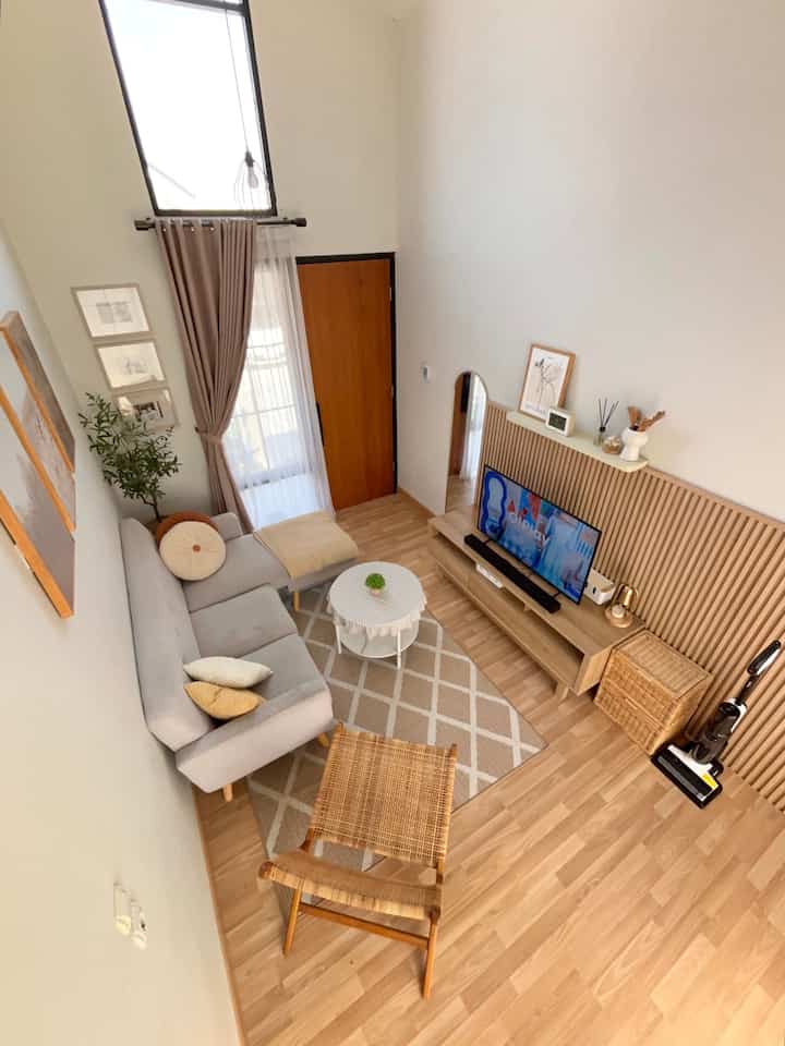 kali ini aku mau sharing tentang material apa aja yg aku gunakan di livingroom ini?
1. lantai parket by varnesse.id
2. wallpanel by varnesse.id
3. cermin arch by ifurnholic
4. sofa by informa
5. coffe table by olympic

#MaterialLivingroom
#Livingroom
#InspirasiLivingroom
#RuangTamu
#InspirasiRuangTamu