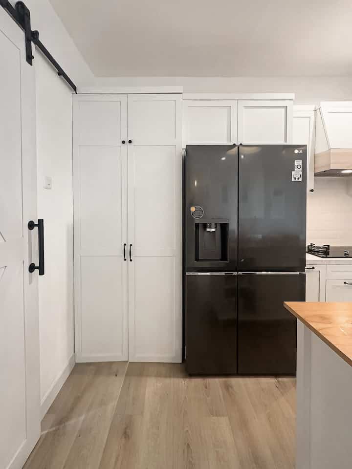 HIDDEN DOOR WITH A SECRET ROOM ✨

As you guys know, di Hatta Home banyak hidden stuff karena kami sangat suka sesuatu yang tersembunyi dan susah ditebak hehe contohnya hidden door yang berkamuflase menjadi kabinet dapur ini.

Ada yang tau hidden door di Hatta Home ini menuju kemana? Yes! This hidden door leads to our laundry area, storage room & helper bedroom. Total luas area di dalam hidden door ini adalah 16 meter persegi, namun karena Hatta Home adalah rumah bertumbuh, area ini belum kami renovasi sepenuhnya.

But now let’s talk about the laundry area first! Hatta Home memilih untuk menggunakan mesin cuci dan dryer yang terpisah untuk efisiensi karena bisa menggunakan keduanya secara bersamaan. Lalu, Hatta Home juga menggunakan mesin cuci portable untuk mencuci keset, lap kotor dan cleaning wipes lainnya sehingga tidak tercampur dengan baju-baju. 

Kami mengeringkan baju menggunakan dryer dan tidak dijemur, namun kami tetap menyediakan satu jemuran lipat berbahan stainless steel yang kokoh untuk sekedar menggantung handuk yang masih dipakai.

Jujur kami tidak sabar untuk merenovasi area laundry menjadi lebih rapih dan fungsional dengan kabinet-kabinet nantinya✨


#LaundryRoom
#HiddenDoor
#PintuKamuflase
#AreaLaundry
#InspirasiLaundryRoom
#InspirasiRuanganLaundry
#InspirasiPintuRahasia