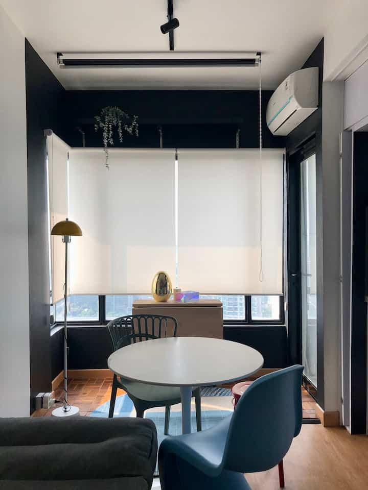 Serba-serbi penutup jendela

Jendela luar: 
- bingkai hitam: supaya tidak silau
- roller blind dimout: supaya lebih privat tapi sebagian cahaya tetap bisa masuk

Jendela sekat ruangan dalam:
-  bingkai putih: supaya lebih byk cahaya masuk
- kain gorden putih bergelombang: supaya manis

#window #windowpartition #curtain #rollerblind #dimout #jendela #sekatruangan #tirai 