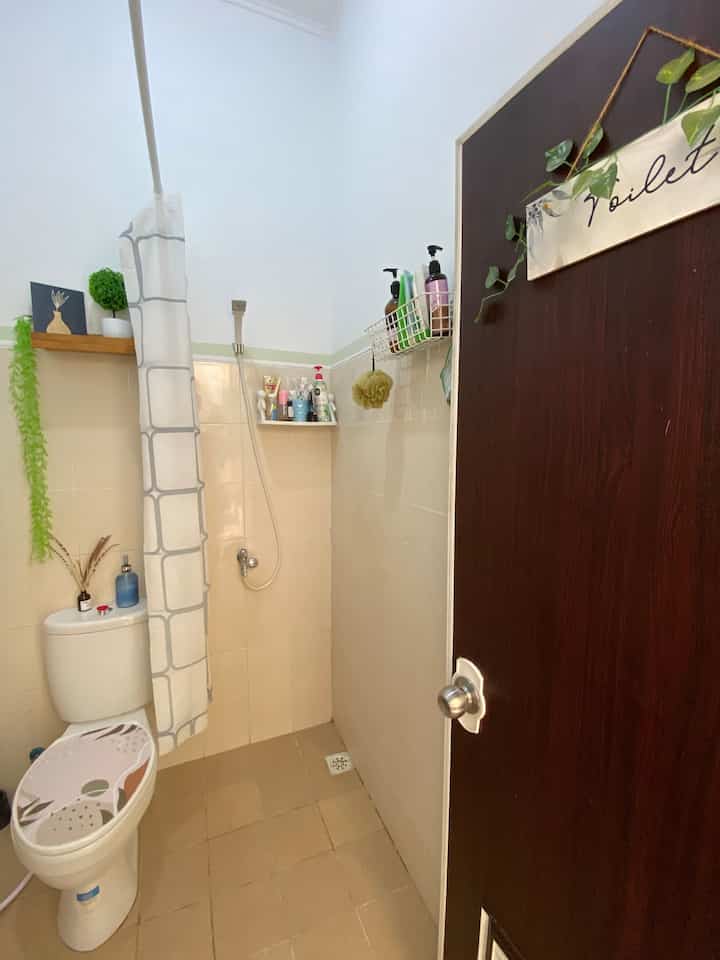 Kamar mandi super mini, hanya 1.5x2 meter persegi? Tidak masalah! Karena material lantai standard dari cluster, yang bisa kami tonjolkan dari ruangan ini adalah dekorasi dan permainan warna. 
Untuk menambah kesan natural kami beri list paint dari merk Weldone kode 'lake stone' warna soft sage. 
Area shower dan toilet dipisahkan tirai shower dan sebagai pemanis terdapat ambalan yang memajang tanaman hias+art piece🍃

#MaterialKamarMandi #KamarMandi #InspirasiKamarMandi #rumahmungil #naturalisme #minimalis