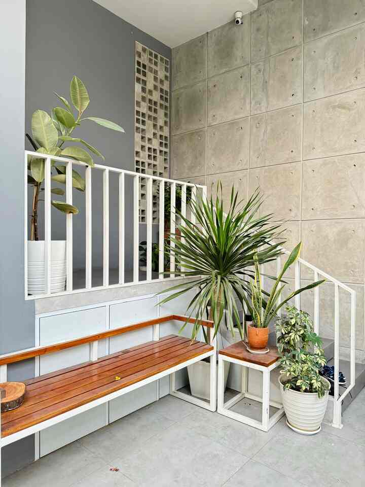 Teras tempat aku menaruh hampir semua tanaman kesayanganku 😍😍

Di teras ini juga tempat untuk menerima tamu yang tidak dekat. Kalau dekat atau keluarga biasanya langsung masuk ke dalam.

Karena rumah kami di renovasi saat pandemi, tentu saja ada wastafel depan rumah. Namun setelah pandemi, wastafel tetap digunakan karena kami telah terbiasa mencuci tangan saat pulang ke rumah. 

Teras bergaya industrial dengan tembok finishing semen ekspos, granit warna abu semen dan tembok warna abu serta pagar perforated dan railing terbuat dari besi.

#teras #ideteras #rumahindustrial #terasrumah #rumahtropis #industrialdesign #tropical #industrial 