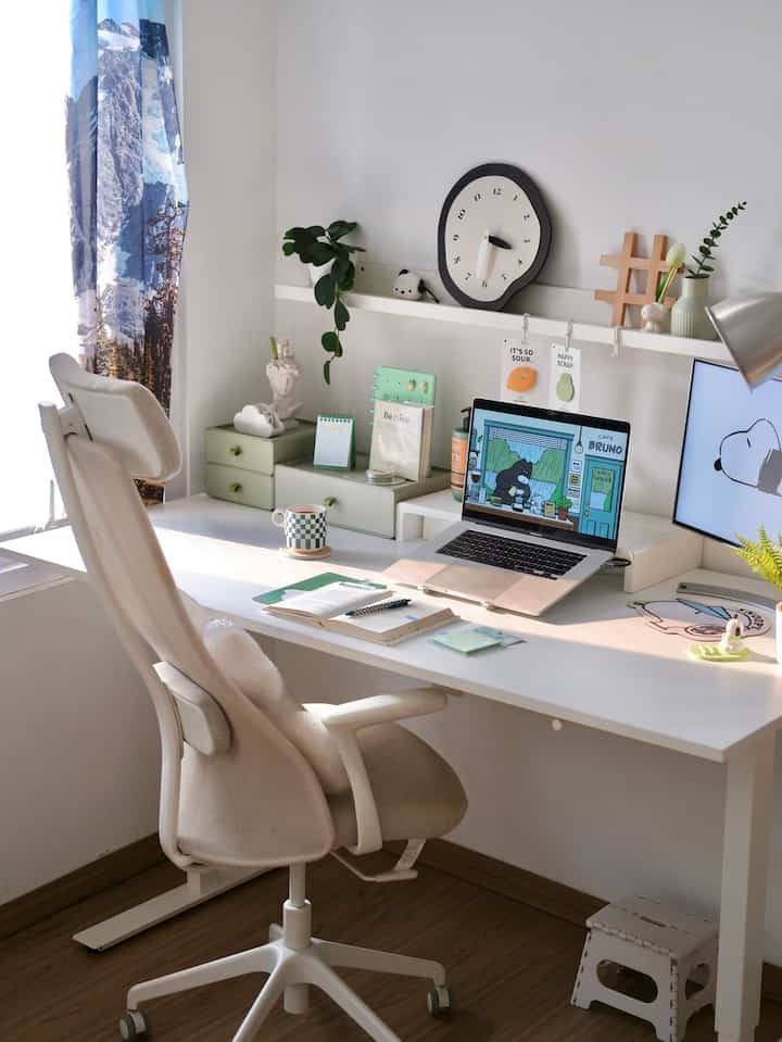 Welcome to my little corner of productivity: sudut kamar yang aku dekor jadi home office yang nyaman. Letaknya di sebelah jendela yang menghadap ke arah barat, jadi selalu kebanjiran cahaya matahari sore antara jam 3 sampai jam 5 sore. Setelah 4 tahun WFH alias kerja dari rumah, buatku penting banget punya ruang kerja yang nggak cuma fungsional tapi juga bikin betah sehingga bisa membuatku tetap termotivasi dan terinspirasi✨💡

Seperti bagian-bagian lain di ruanganku, aku suka yang simpel, tapi tetap ada sentuhan playful dan cute. Warna dominannya kombinasi putih dan hijau yang bikin vibesnya adem. Aku tambahin beberapa sentuhan artsy di sana-sini, not too much, just enough to make me happy dan semangat buat berkarya. It’s a space where I can focus, dream, and create. All while feeling completely at home🏠💚

#homeoffice #ruangkerja #mejakerja #workingdesk #workingspace #dekorasiruangkerja #dekorasihomeoffice #homeofficecorner #homeofficedecor #dalkomspace