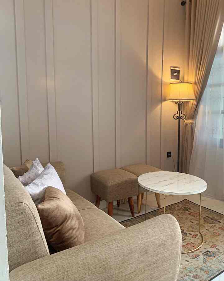 Area ruang tamu di nasr.living memang terpisah sehingga memberi batasan area privat dan publik dengan memberikan nuansa warna interior yang sedikit berbeda. Dengan dinding moulding menggunakan gypsum menjadi point di ruangan ini 
#home
#homeinspo
#livingroom
#ruangtamu
#nasrliving
#menatarumah