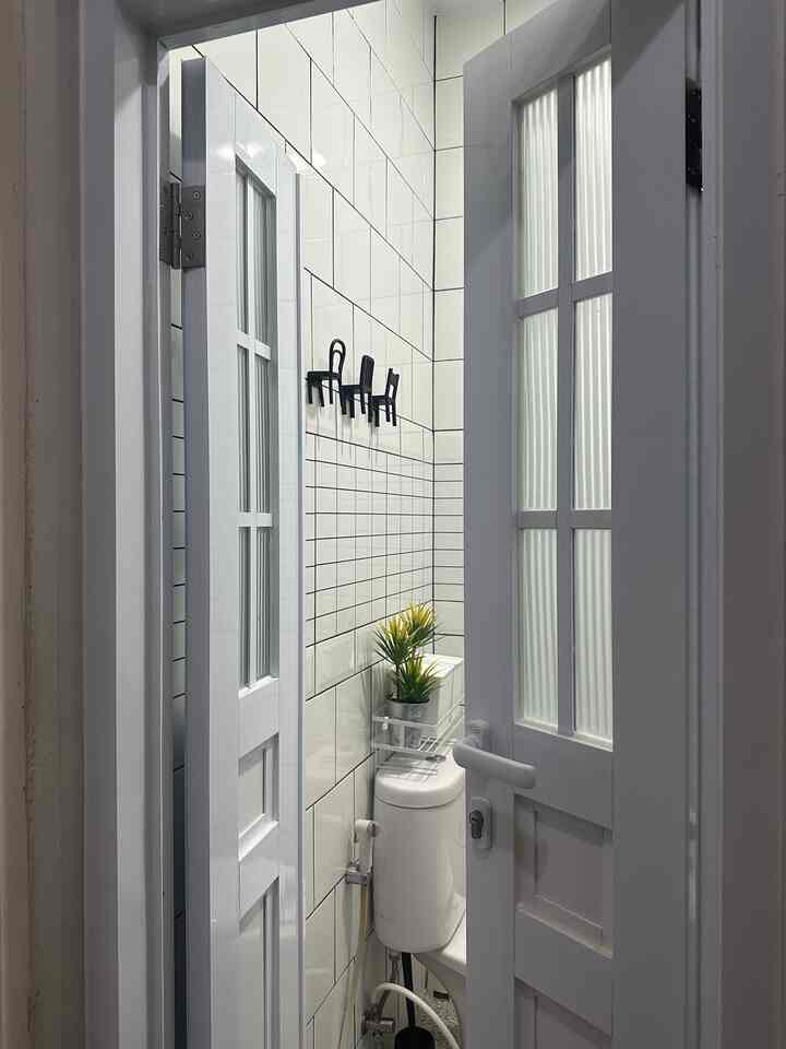 • Material Kamar Mandi Serba Putih •

Hello, O!House friends, kamar mandi anak di rumahku mungil saja berukuran 1,3x1,8m dan didesain serba putih. Ide awalnya yaitu ingin kamar mandi yang bersih, menggunakan material yang murah meriah tapi tetap unik. Karena itu aku memilih keramik putih 20x20cm yang harganya cukup terjangkau. Namun, karena tidak ingin monoton, aku mengkombinasikannya dengan keramik putih berbeda ukuran, yaitu 10x20cm dengan aksen bevel, juga keramik precut dengan modul 5x10cm sebagai aksen di area shower.

Untuk gantungan baju, aku memilih yang playful yaitu produk IKEA Fjantig. Tidak lupa lampu cermin yang unik juga dari IKEA (Metro) yang dapat di-adjust intensitas cahayanya.

Pintu kamar mandi berbahan aluminium custom made di workshop aluminium sekitaran rumah. Didesain double swing door dengan ukuran masing-masing daun pintu 30x190cm agar menghemat tempat saat pintu dibuka.

#MaterialKamarMandi
#KamarMandi
#InspirasiKamarMandi
#KamarMandiMungil
#WhiteBathroom
#SmallBathroom