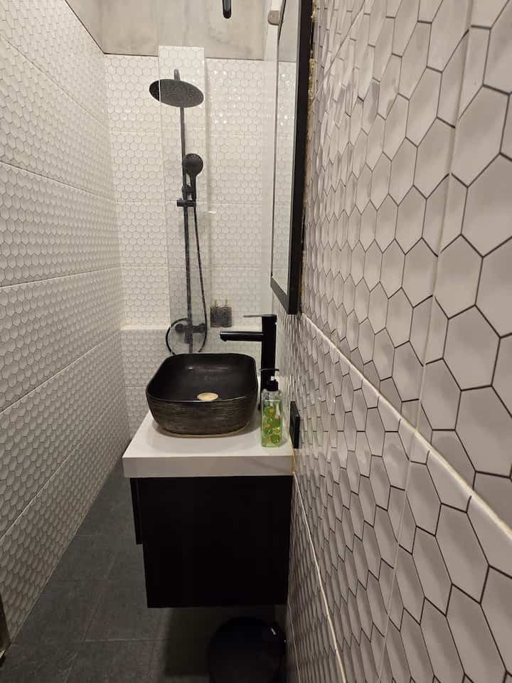 Karena spacenya yang terbatas, kamar mandi ini sengaja kami buat sederhana dengan pilihan warna basic hitam dan putih. Dinding full menggunakan keramik putih hexagonal, sementara hardware lainnya, wastafel, keran, shower menggunakan warna hitam. Sementara lantai menggunakan lantai keramik bercorak berwarna abu-abu. 
Semoga menginspirasi🖤🤍

#MaterialKamarMandi #KamarMandi #InspirasiKamarMandi #SmallSpace #KamarMandiSegaris