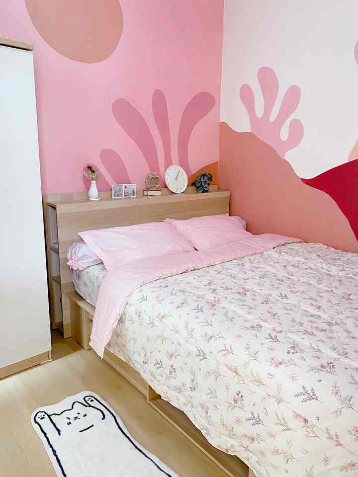 Kamar Pinky Mama ini hanya berukuran 2.5m x 1.86m. Namun, hal tersebut tidak menyurutkan niat kami untuk mendekorasi kamar ini. Dengan mural yang kami buat sendiri menggunakan cat Nippon Paint Spotless menjadikan kamar ini terlihat cute dan cantik.

#insporkamartidur
#kamartidurutama
#kamartidurpink
#dekorasikamartidur
#bedroom


